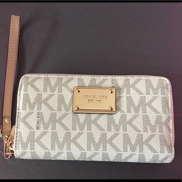 Michael Kors Handbags - Michael Kors Wallet Wristlet Multifunction